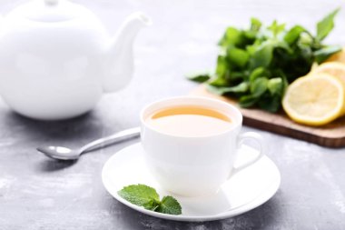 Çay nane ile yapraklar ve çaydanlık ahşap tablo