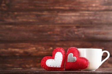 Kumaş kupa bardakta kahverengi ahşap masa