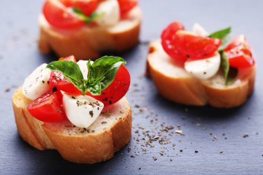 Mozzarella peyniri, domates ve fesleğen yaprakları ile Bruschettas