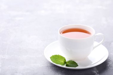 Çay nane ile ahşap masaya yapraklar