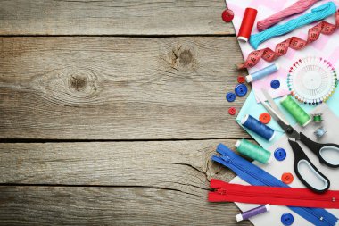 Gri ahşap masa üzerinde dikiş aksesuarları