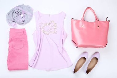 Beyaz arka plan üzerinde şık kadın giyim