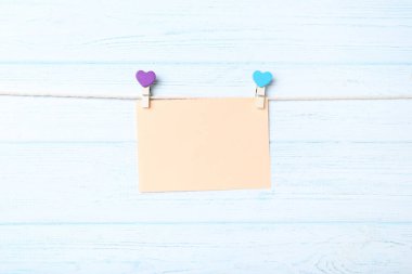 Boş kağıt clothespins iple asılı