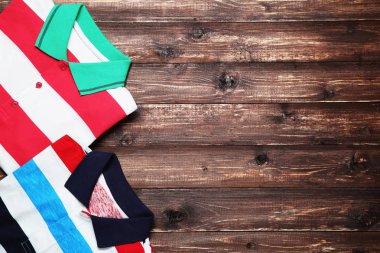 T-shirtler kahverengi ahşap masa üzerinde katlanmış