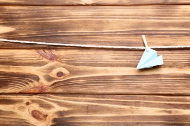 Clothespin kağıt üzerinde ahşap arka plan asılı bitki ile