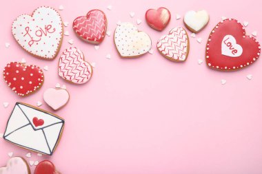 Sevgililer günü kurabiyeleri kalp ile sprinkles pembe bir arka plan üzerinde şeklinde