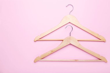 Pembe ahşap askı