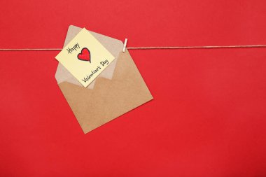 Yazıt zarfın üzerine kırmızı arka plan ile Sevgililer günü