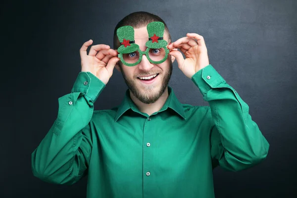 Día San Patricio Joven Con Gafas Verdes Sobre Fondo Negro — Foto de Stock