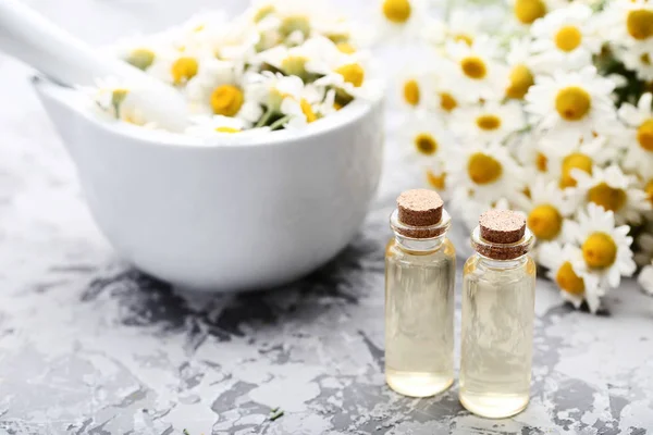 Botella Aceite Manzanilla Con Mortero Flores Sobre Fondo Gris —  Fotos de Stock