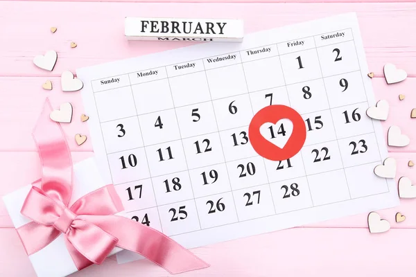 Alla Hjärtans Dag Kalender Med Hjärtan Och Gåva Trälåda Rosa — Stockfoto