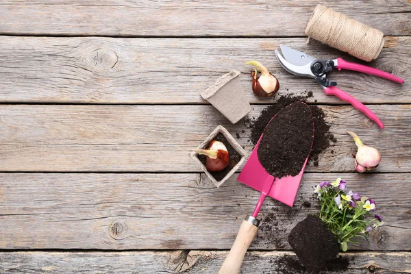 Peralatan Kebun Dengan Bola Bunga Atas Meja Kayu Abu Abu — Stok Foto
