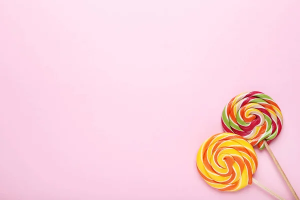 ピンクの背景にカラフルなキャンディー — ストック写真