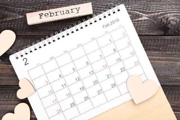 Alla Hjärtans Dag Kalender Med Trä Hjärtan Och Ordet Februari — Stockfoto