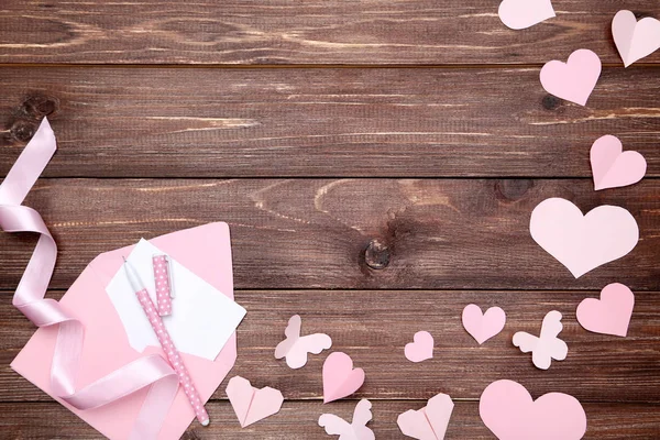 Coeurs Papier Avec Enveloppe Stylo Sur Table Bois Marron — Photo