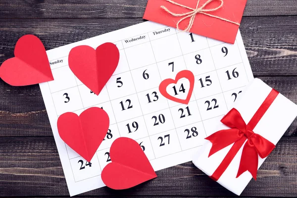 Valentinstag Kalender Mit Papierherzen Und Geschenkschachteln Auf Holztisch — Stockfoto