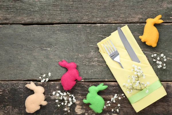 Talheres Cozinha Com Coelhos Tecido Páscoa Flores Gypsophila Mesa Madeira — Fotografia de Stock