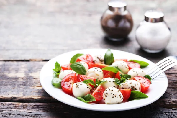 Mozzarella Tomates Folhas Manjericão Com Sal Pimenta Mesa Madeira — Fotografia de Stock