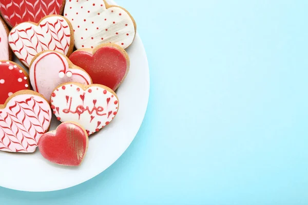 情人节心脏形状的饼干在板材在蓝色背景 — 图库照片