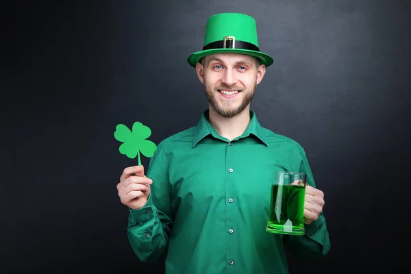 圣帕特里克节 戴着绿色帽子 一杯啤酒和纸三叶草的年轻人 — 图库照片