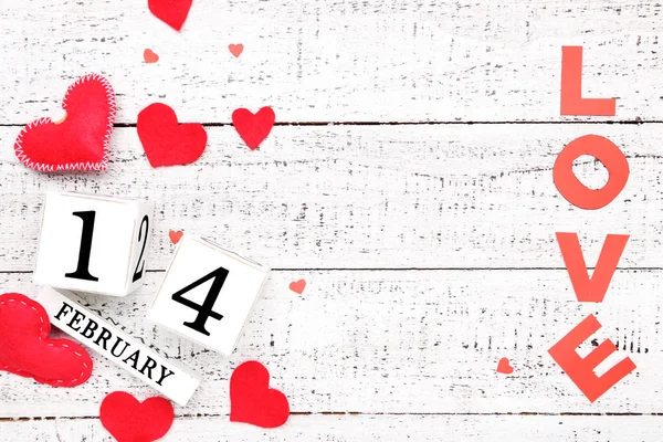 Cuori Carta Con Parola Amore Calendario Legno Tavolo Bianco — Foto Stock