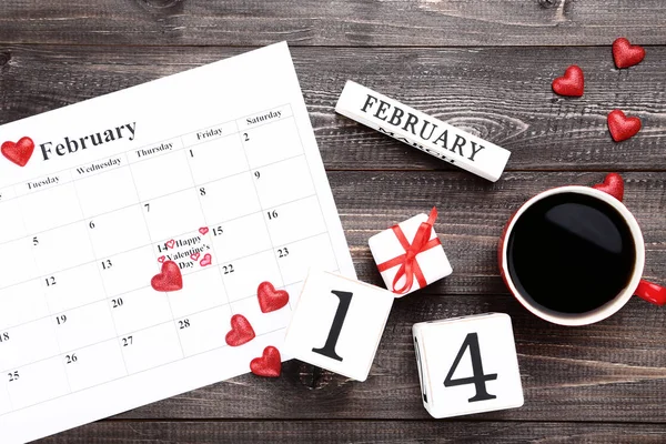 Calendario San Valentín Con Corazones Rojos Caja Regalo Taza Café —  Fotos de Stock