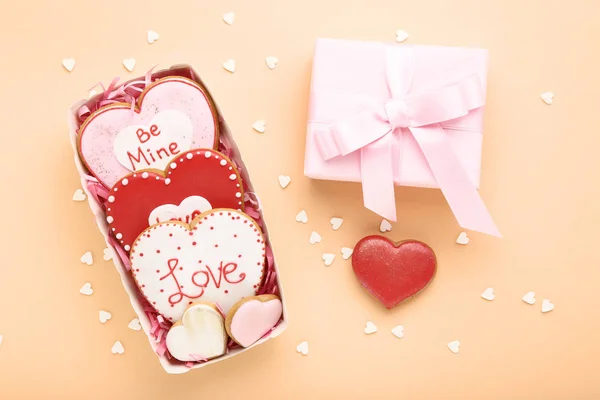 Valentinstag Plätzchen Schachtel Mit Herzförmigen Streuseln Und Geschenkschachtel Auf Beigem — Stockfoto