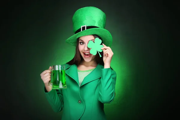 Saint Patrick Belle Femme Portant Chapeau Vert Avec Bière Trèfle — Photo