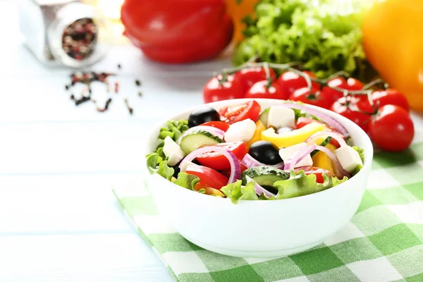 Salada Legumes Tigela Com Guardanapo Mesa Madeira — Fotografia de Stock