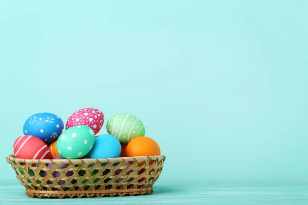 Barevné Velikonoční Vejce Košíku Dřevěný Stůl — Stock fotografie