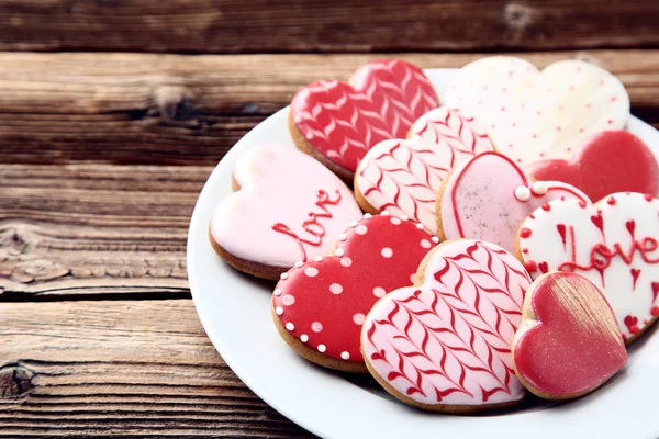 Ciasteczka Płycie Brązowy Drewniany Stół Kształcie Serca Dzień Valentine — Zdjęcie stockowe