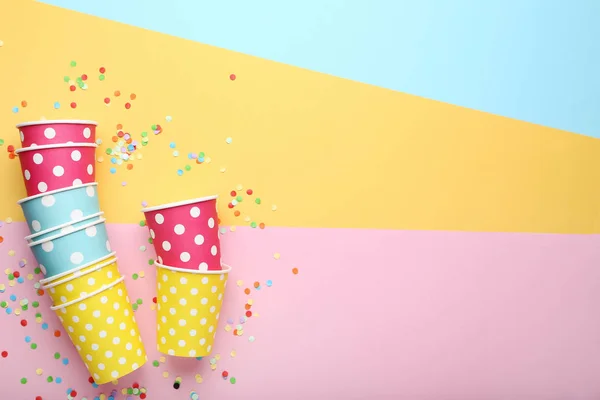 Papieren Bekers Met Confetti Kleurrijke Achtergrond — Stockfoto
