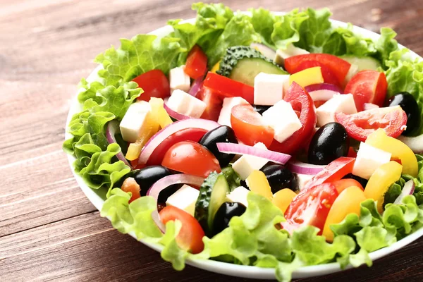 Salada Legumes Tigela Mesa Madeira Marrom — Fotografia de Stock