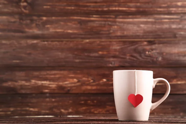 Tasse Mit Teebeutel Und Rotem Herz Auf Braunem Holztisch — Stockfoto
