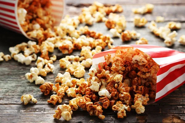 Karamell Popcorn Papiertüte Auf Holztisch — Stockfoto