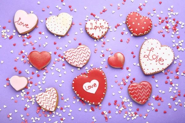 Galletas San Valentín Con Forma Corazón Espolvorea Sobre Fondo Púrpura —  Fotos de Stock