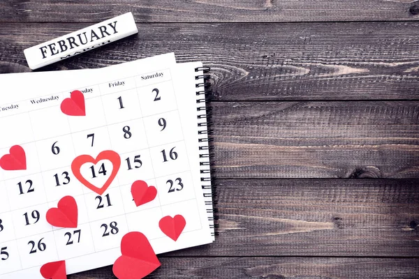 Valentinstagskalender Mit Papierherzen Und Wortfebruar Auf Holztisch — Stockfoto