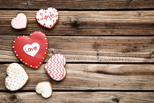 Valentine Dag Hartvormige Cookies Bruin Houten Tafel — Stockfoto