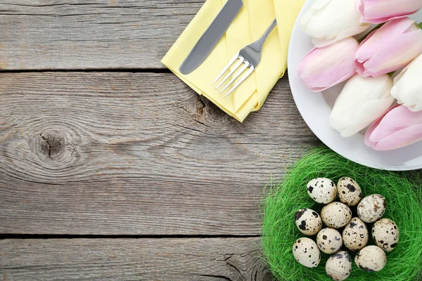 Posate Cucina Con Uova Quaglia Fiori Tulipano Sul Tavolo Legno — Foto Stock