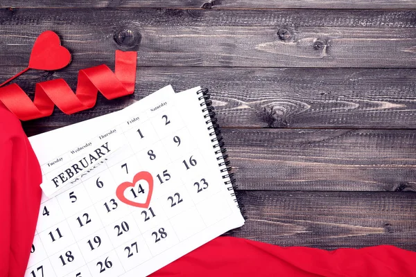 赤いハートと木製のテーブルにリボンのバレンタイン日カレンダー — ストック写真