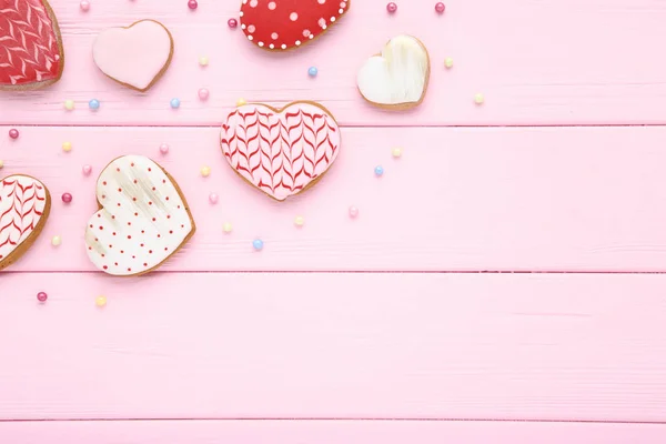 バレンタインの日ハート型のピンクの木製テーブルを振りかけるとクッキー — ストック写真