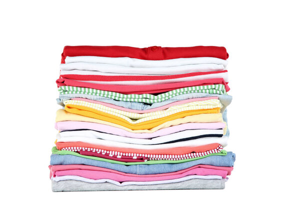 Пачка сложенной одежды на белом фоне
