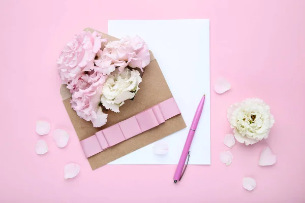 Eustoma Blumen Mit Umschlag Und Blatt Papier Auf Rosa Hintergrund — Stockfoto