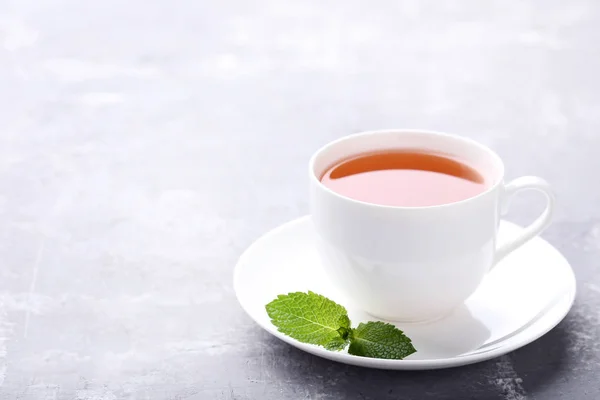 Tasse Tee Mit Minzblättern Auf Holztisch — Stockfoto