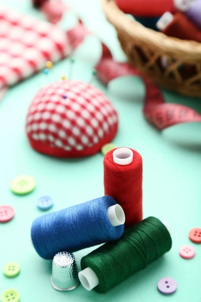 ミントの背景に縫製付属色糸 — ストック写真