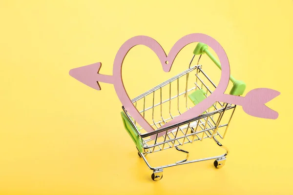 Shopping Cart Och Trä Hjärta Med Pil Gul Bakgrund — Stockfoto