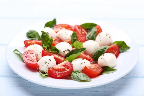 Mozzarella Tomates Hojas Albahaca Plato Sobre Mesa Madera — Foto de Stock