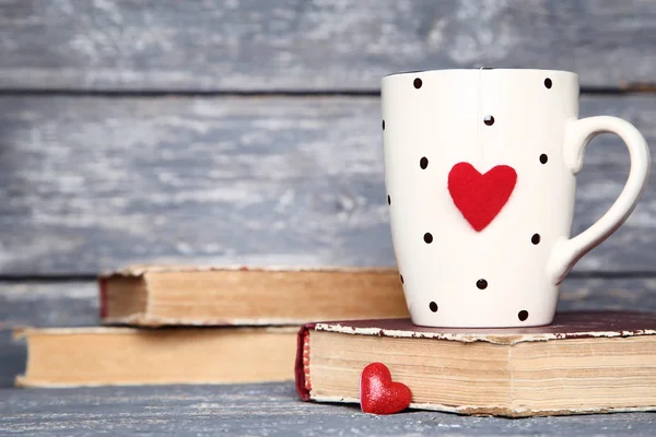 Cup Met Rode Harten Oude Boeken Grijs Houten Tafel — Stockfoto