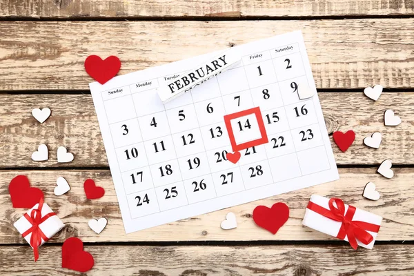 Dagkalender Van Valentijnskaart Met Hartjes Geschenkdozen Houten Tafel — Stockfoto