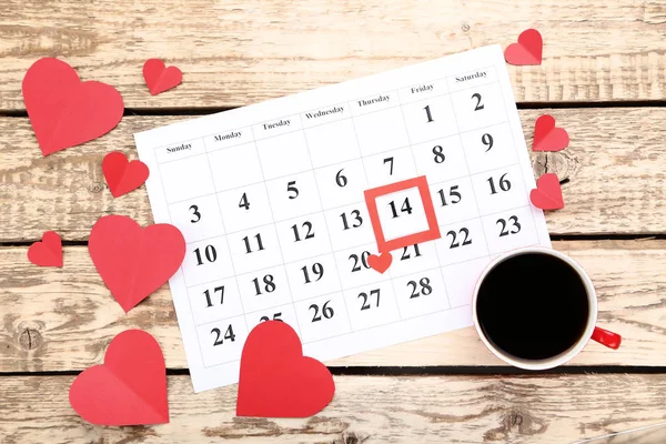 Valentinstag Kalender Mit Papierherzen Und Tasse Kaffee Auf Holztisch — Stockfoto